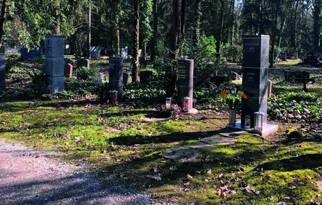 Urnensäulen zwischen Bäumen